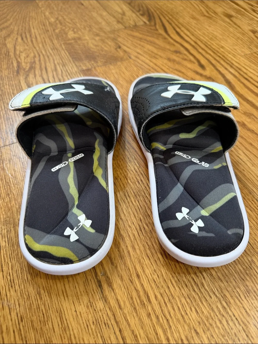 Boy’s Under Armour Flip Flops. Size 3Y. Excellent Condition.